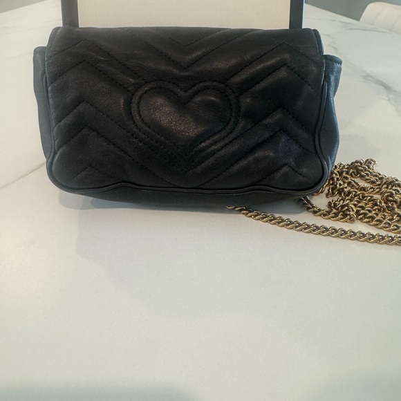 Gucci Black Quilted Crossbody Bag with Gold Chain - Picture 4 of 8